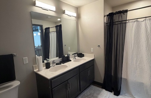 Milwaukee Apartment | Bright 2-bedroom apartment in wonderful Milwaukee area close to downtown
