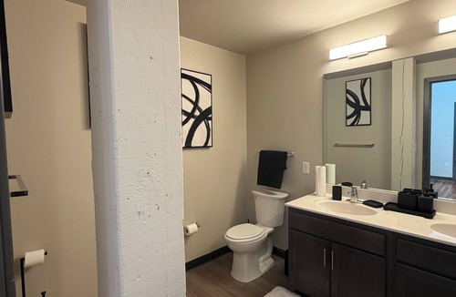 Milwaukee Apartment | Bright 2-bedroom apartment in wonderful Milwaukee area close to downtown