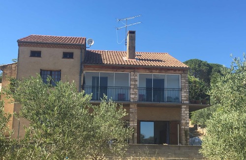 Pont-Saint-Esprit Apartment | Bright and pleasant apartment in the middle of olive trees