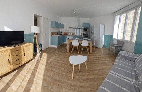Saint-Guenole Apartment | Bright Apartment Near the Sea with Wi-Fi