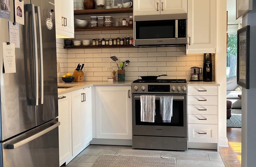 Skokie House | Bright, Pet Friendly Home in Family Friendly Neighborhood