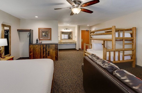 Peoria Hotel | Bringing the Crew? Expanded King Bunk Bed in Stoney Creek Peoria | 2 Units