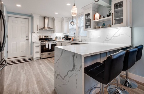 Bucktown Condo | Bucktown Beauty! Pet friendly and (Secret) Space for the Whole Group by RedAwning
