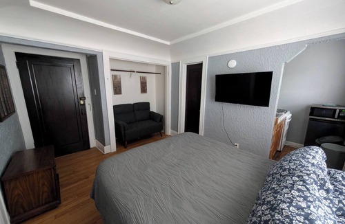 Lower East Side Bed & Breakfast | Budget Studio near Brady St w/Parking