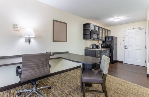Aurora Hotel | Candlewood Suites Aurora-Naperville by IHG