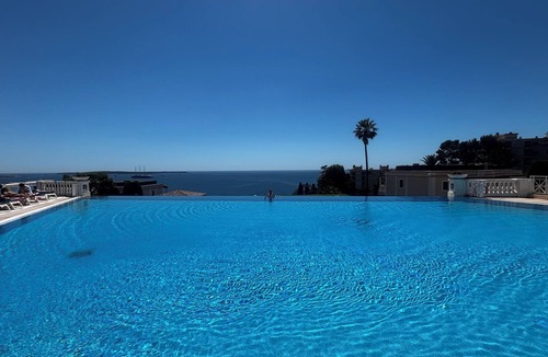 La Croix des Gardes Apartment | Cannes SeaView: Infinity Pool, Tennis, 2 Terraces, Bathtub & 10m to Palais + AC