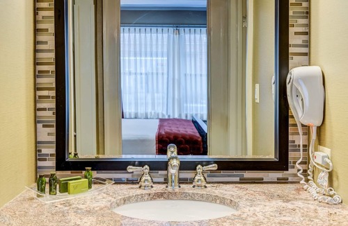 Oak Park Hotel | Carleton of Oak Park