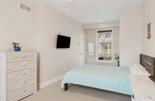 Ottawa Cottage | Casa Azul~Poolside Harbor Retreat w/Balcony & Bunk Room