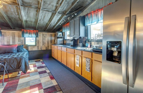 Gerlaw Apartment | Cast & Relax! Lake-View Fishing Cabin in Monmouth