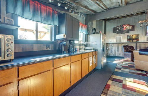 Gerlaw Apartment | Cast & Relax! Lake-View Fishing Cabin in Monmouth