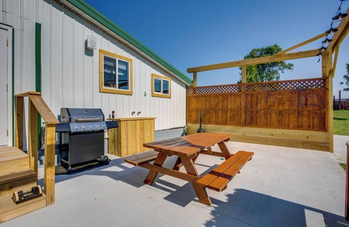 Gerlaw Apartment | Cast & Relax! Lake-View Fishing Cabin in Monmouth