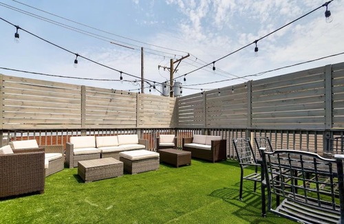Pulaski Park Apartment | Central Chicago Suite2 Access to Patio