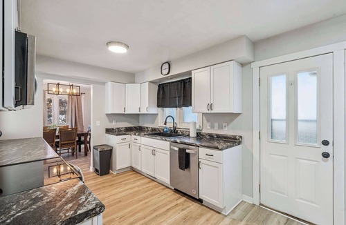 Davenport House | Central Davenport Modern 3BR