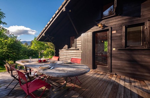 Les Bossons Ski Chalet | Chalet du Glacier Cosy Alpine style, Sleeps 4, Chamonix, France
