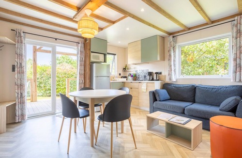 Pouldreuzic Ski Chalet | Chalet 'Sésame À 5min Des Plages' with Shared Pool, Terrace and Garden