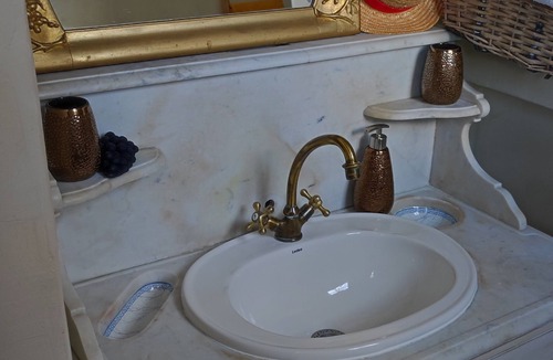 Chignin Bed & Breakfast | Chambres D'hôtes Chez Sylvie et Guy Quenard, Vigneron Bio. Animaux non Accepté