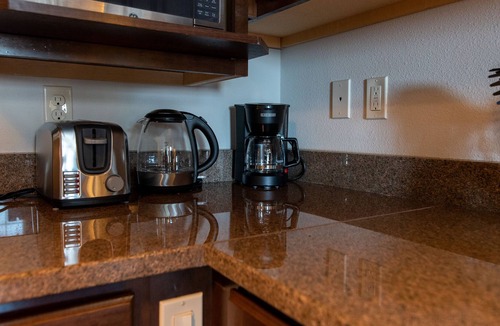 Fifth Ward Apartment | Charming 2 BDR Loft w/ Brick Interior in Historic Walker's Point Neighborhood