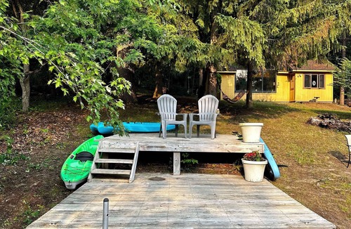 Hamburg Township House | Charming 2-bedroom house with King Bed, Kayaks, Fishing, AC,20 mins to Ann Arbor