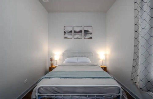 Woodlawn Apartment | Charming 2-bedroom apartment with WiFi and AC in wonderful Chicago