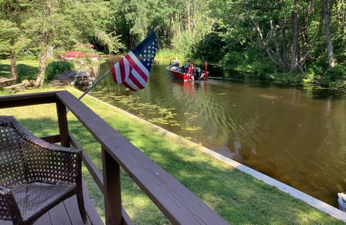 Cadillac Cottage | Charming 2-bedroom cottage on Lake Mitchell in Cadillac with WiFi