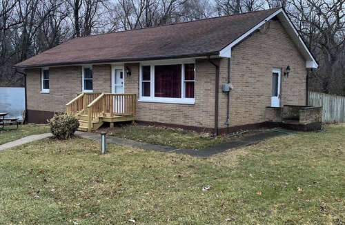 Lake Geneva House | Charming 2-bedroom house with AC, WiFi , 5 minutes from lake Geneva WI.