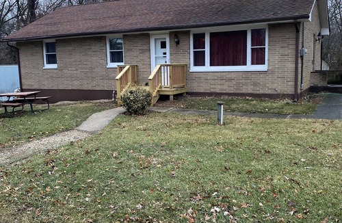 Lake Geneva House | Charming 2-bedroom house with AC, WiFi , 5 minutes from lake Geneva WI.