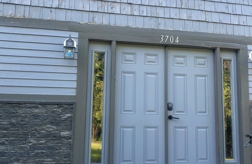 Des Moines House | Charming 2-bedroom house on a quiet secluded street . With Wi-Fi
