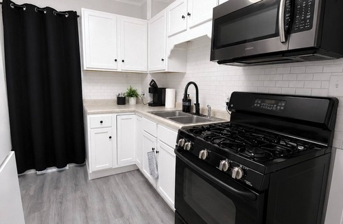 South Bend House | Charming 2-bedroom home, close to Downtown South bend and 5 mins away from ND
