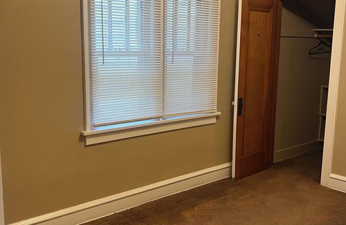 North Milwaukee House | Charming 2-bedroom house in Milwaukee perfect for commercial or business use