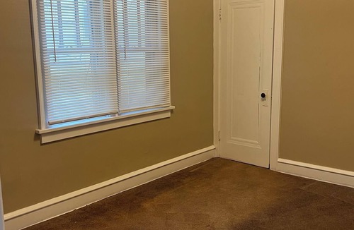 North Milwaukee House | Charming 2-bedroom house in Milwaukee perfect for commercial or business use
