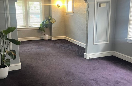 North Milwaukee House | Charming 2-bedroom house in Milwaukee perfect for commercial or business use