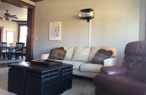 Morton House | Charming 2-bedroom house with AC, WiFi in brilliant Morton