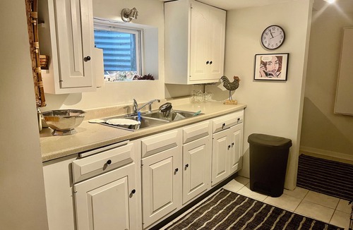 Wilmette Apartment | Charming 2-bedroom lower apartment with WiFi, AC in welcoming Wilmette