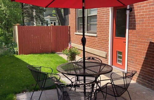 Wilmette Apartment | Charming 2-bedroom lower apartment with WiFi, AC in welcoming Wilmette
