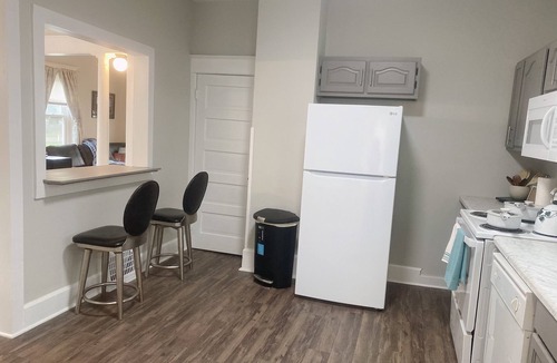 Springfield House | Charming 2-bedroom house with WiFi, AC in awesome Springfield