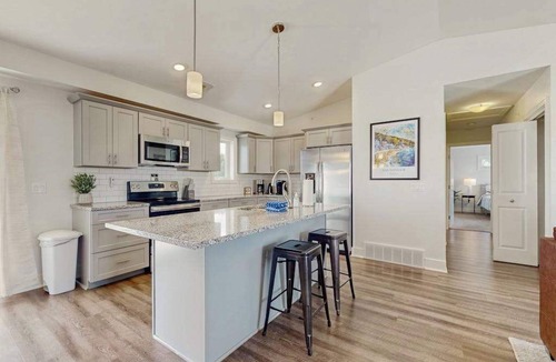 Douglas Condo | Charming 2BR/2BA Condo 1 Mile from Lake Michigan, with shared pool
