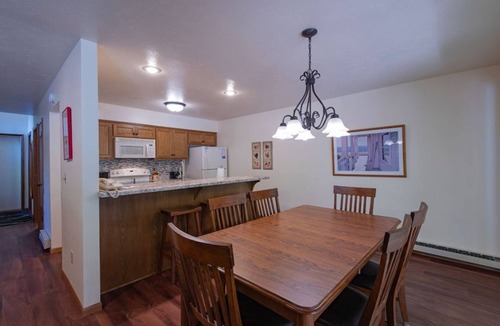 Baileys Harbor Condo | Charming 2BR Condo with Lake View & Indoor Pool at The Rushes
