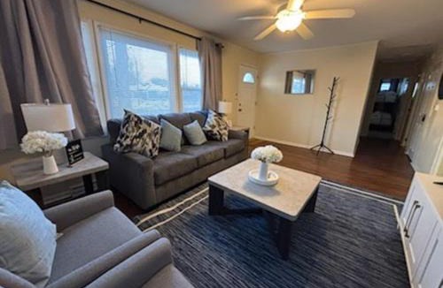 Waukegan House | Charming 3 bed 1 story Home near Naval Base