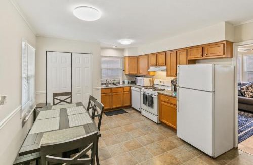 Waukegan House | Charming 3 bed 1 story Home near Naval Base