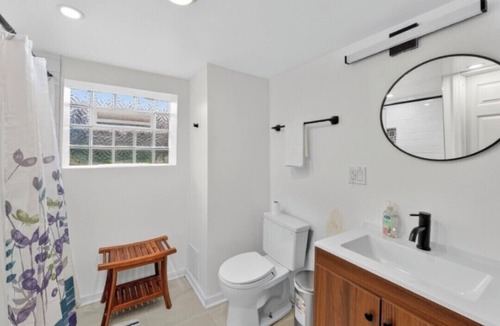 Greater Grand Crossing House | Charming 3-bedroom bungalow 15 min south of Chicago ,15 min from Obama Center