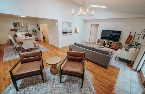 Peoria House | Charming 3 Bedroom Ranch by downtown Peoria & OSF!