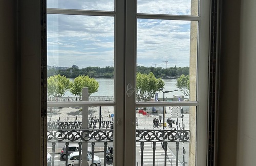 Chartrons Apartment | Charming apartment with character in an 18th-century building facing the Garonne River