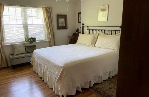 Elkhorn Cabin | Charming Bed and Breakfast Accommodation near Lake Geneva, Wisconsin