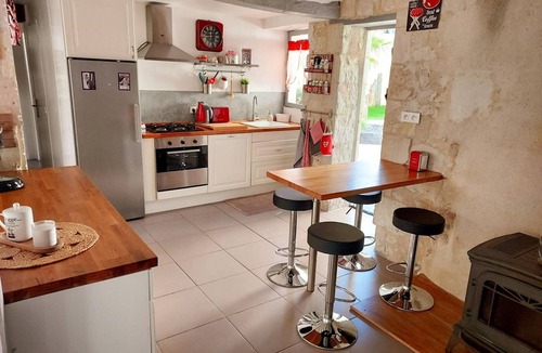 Bourgueil Cottage | Charming Bourgueil Getaway: Spa, Garden, Modern Amenities, Near Loire Châteaux
