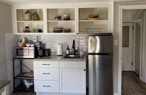 Lake Geneva Cottage | Charming Cottage apartment-4 minute walk to Geneva Lake