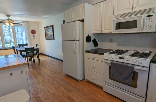 Montague House | Charming Farmhouse Cottage near Lake