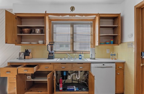 Milwaukee Apartment | Charming Spacious Comfort Near Tosa - 11 minutes to Froedtert Hospital