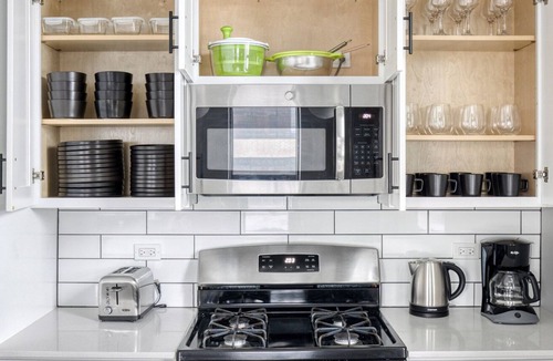 West Town Apartment | Charming West Town 2BR, 4 blocks to L & Wicker Park bars, by Blueground
