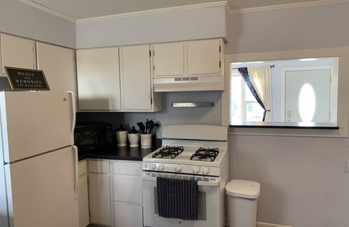 Woodbury County House | Cheerful 2-bedroom Quite Cottage near Hospitals!