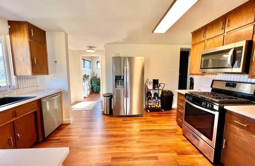Davenport House | Cheerful 4 Bedroom home with a huge back yard
